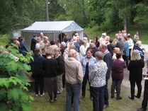 Konsertin yleisöä väliajalla