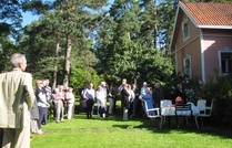 Kotiseuturetkellä Vuorilinnan pihalla kirkonkylässä 25.7.