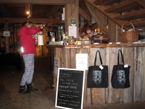 Ruska Lamminen ja Johanna Joutsen valmistelevat näyttelyn avaamista