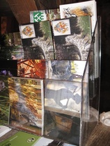 Kisko-aiheisia postikortteja myynnissä kivimakasiinissa