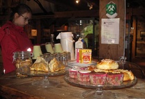 Kahvia ja kahvileipää myynnissä kivimakasiinissa