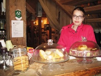 Ruska Lamminen myy kahvia kesällä kivimakasiinissa