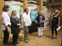 Romanian Dreams -näyttelyn taiteilijoita avajaisissa 3.7.